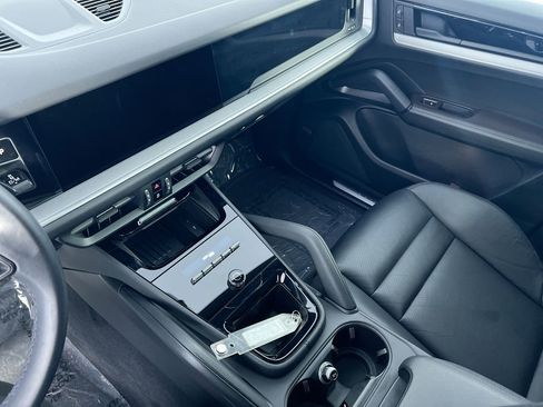 Used 2025 Porsche Cayenne AWD/4WD image 22