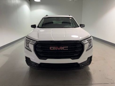 Used 2024 GMC Terrain SLE w/ Driver Convenience Package FWD image 2