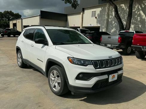 Used 2022 Jeep Compass Latitude FWD image 4
