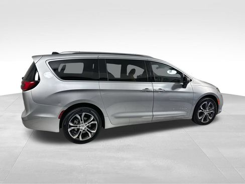 Used 2023 Chrysler Pacifica Pinnacle AWD/4WD image 9