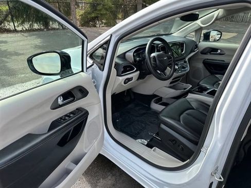 Used 2024 Chrysler Pacifica Touring-L FWD image 26