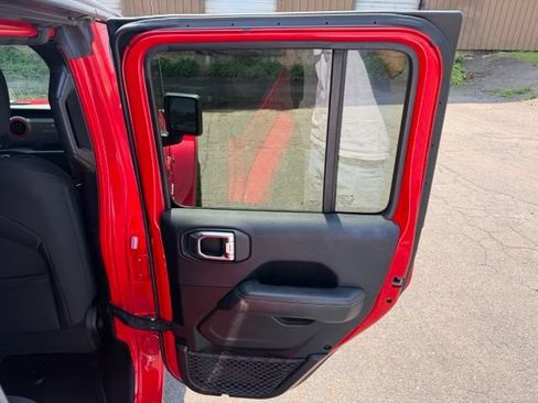 Used 2019 Jeep Wrangler Unlimited Sahara AWD/4WD image 15