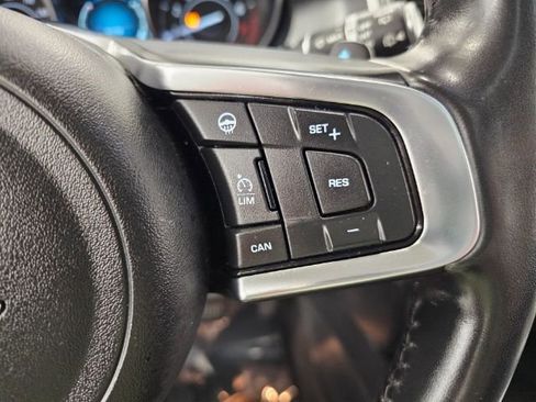 Used 2020 Jaguar E-PACE SE image 11