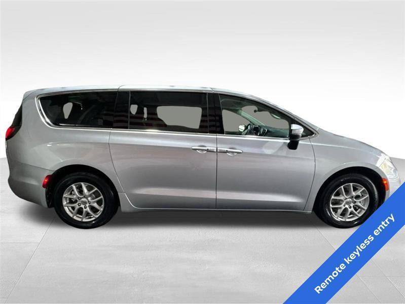 Used 2023 Chrysler Pacifica Touring-L FWD image 4