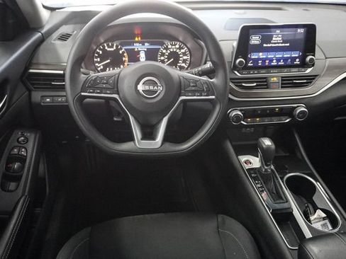 Used 2024 Nissan Altima 2.5 SV FWD image 12