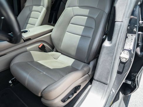 Used 2021 Porsche Taycan RWD image 18