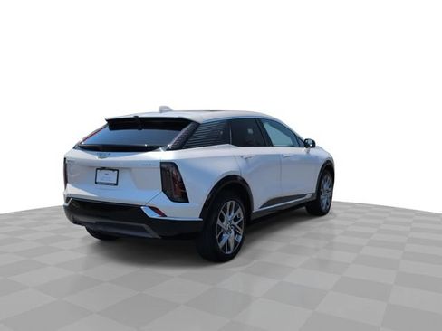 Certified 2025 Cadillac Optiq Luxury 2 w/ LPO, Floor Liner Package AWD/4WD image 8