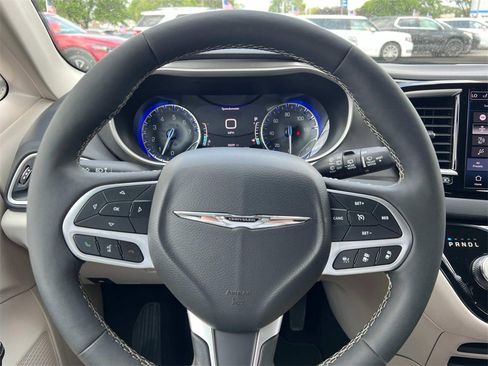 Used 2024 Chrysler Pacifica Touring-L image 16
