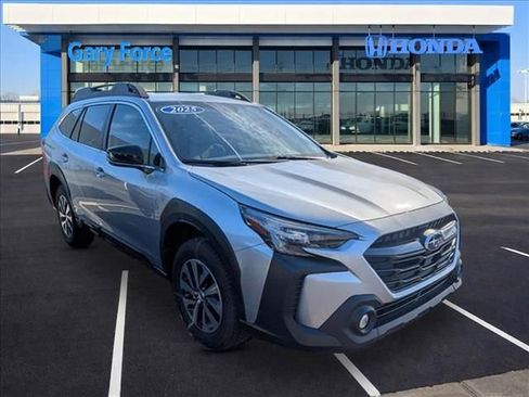 Used 2025 Subaru Outback Premium AWD/4WD image 1