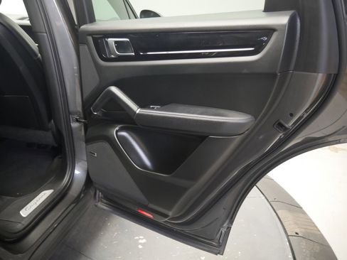 Certified 2023 Porsche Cayenne AWD/4WD image 27