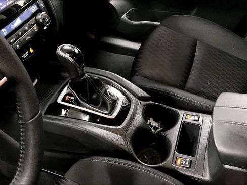 Used 2019 Nissan Rogue SV image 14