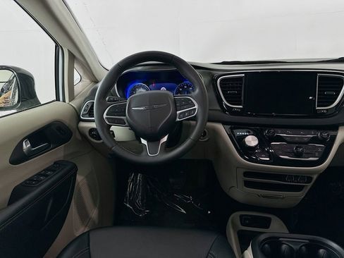 Certified 2024 Chrysler Pacifica Touring-L image 32