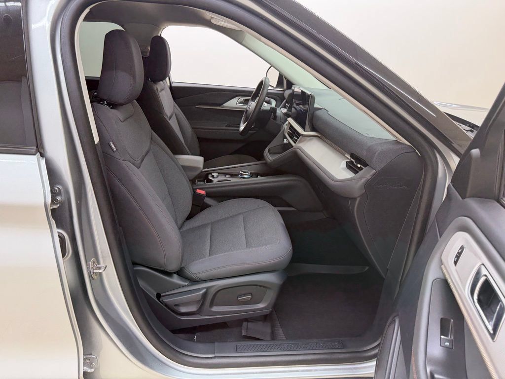 Used 2025 Ford Explorer Active AWD/4WD image 11