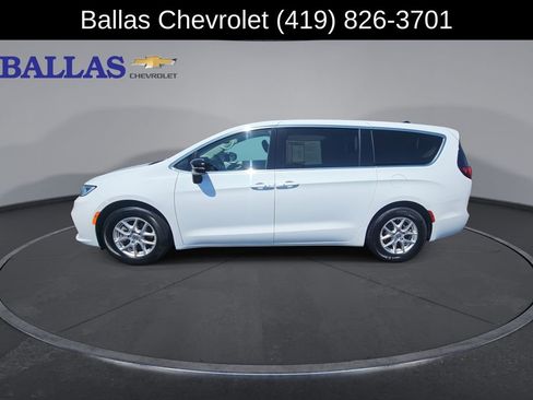 Used 2024 Chrysler Pacifica Touring-L FWD image 5