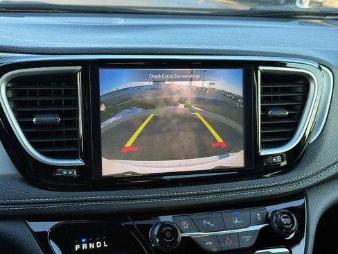 Used 2025 Chrysler Pacifica Limited image 25