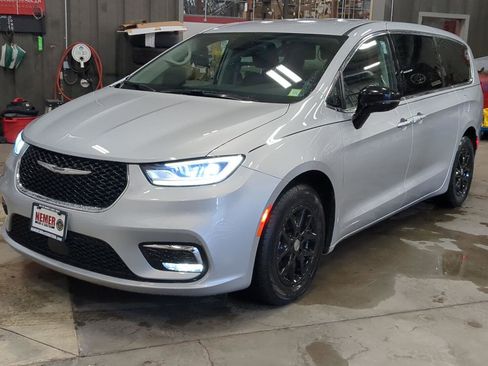 Used 2024 Chrysler Pacifica Touring-L FWD image 7