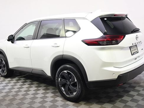 Used 2025 Nissan Rogue SV AWD/4WD image 3