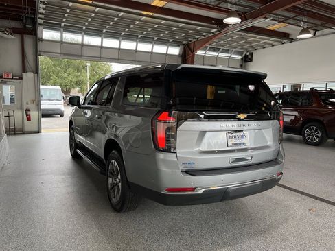 Used 2025 Chevrolet Suburban LT w/ Comfort Package image 6