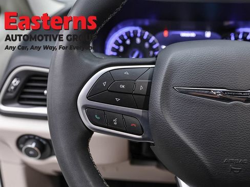 Used 2023 Chrysler Pacifica Touring-L FWD image 15