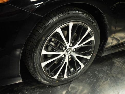 Used 2020 Toyota Camry SE w/ Carpet Mat Package FWD image 4