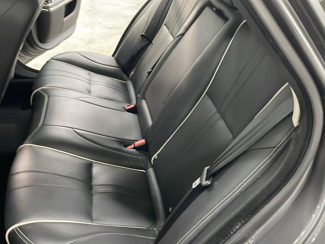 Used 2019 Jaguar XJ R-Sport RWD image 17