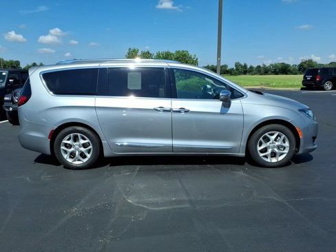 Used 2019 Chrysler Pacifica Limited FWD image 32