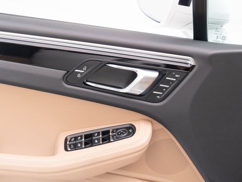 Certified 2024 Porsche Macan AWD/4WD image 20