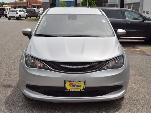 Used 2023 Chrysler Voyager LX FWD image 3