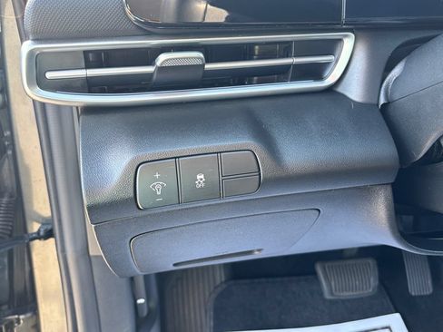 Used 2025 Hyundai Elantra SEL FWD image 31