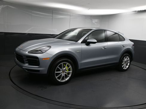 Used 2023 Porsche Cayenne E-Hybrid image 1