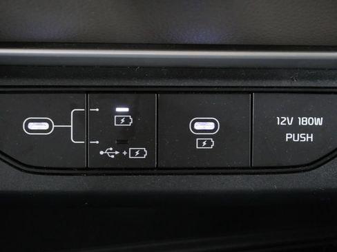 Used 2025 Kia Carnival FWD image 21