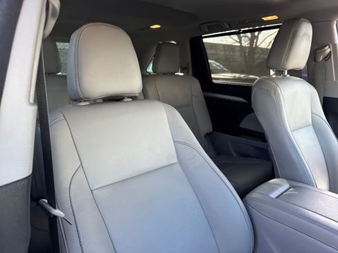 Used 2018 Toyota Highlander XLE image 29