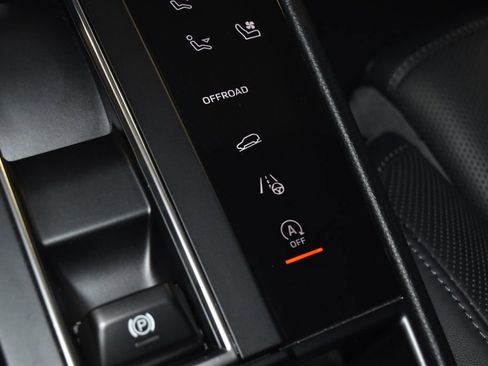 Certified 2025 Porsche Macan image 17