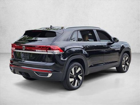 Used 2024 Volkswagen Atlas Cross Sport SE w/ Panoramic Sunroof Package FWD image 5