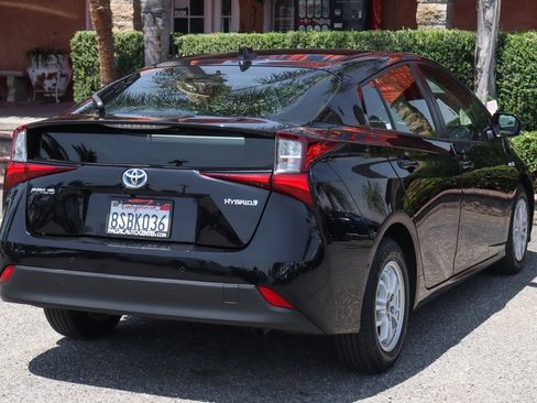 Used 2020 Toyota Prius LE FWD image 8