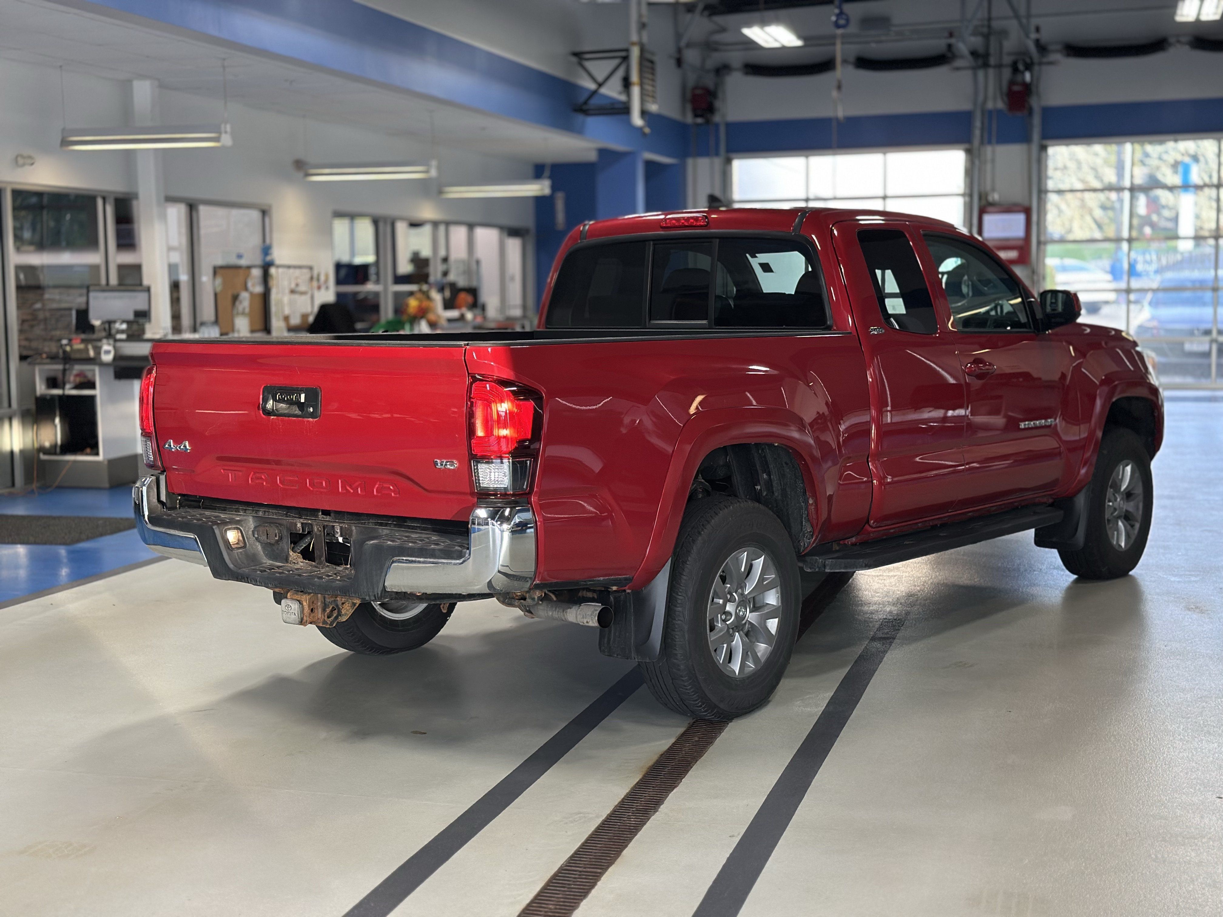 Used 2019 Toyota Tacoma SR5 AWD/4WD image 5
