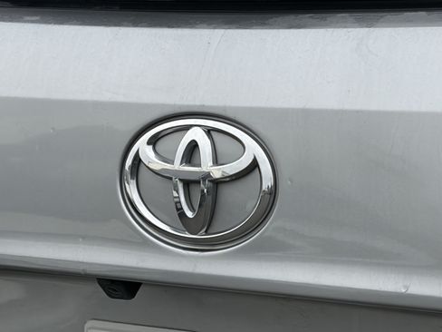 Used 2023 Toyota Highlander LE FWD image 4