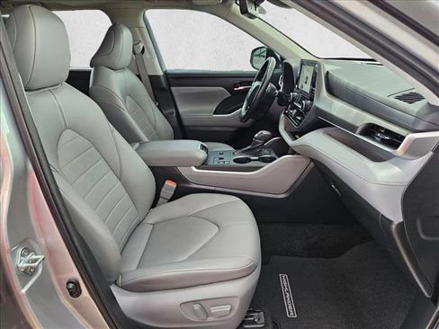Used 2023 Toyota Highlander XLE image 23