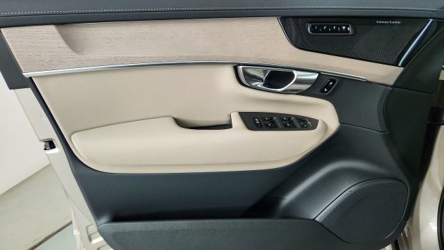 New 2026 Volvo XC90 T8 Plus w/ Protection Package Premier AWD/4WD image 9