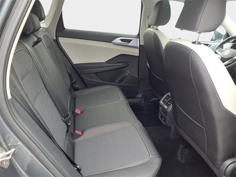 Certified 2025 Volkswagen Taos SE w/ Panoramic Sunroof Package image 18