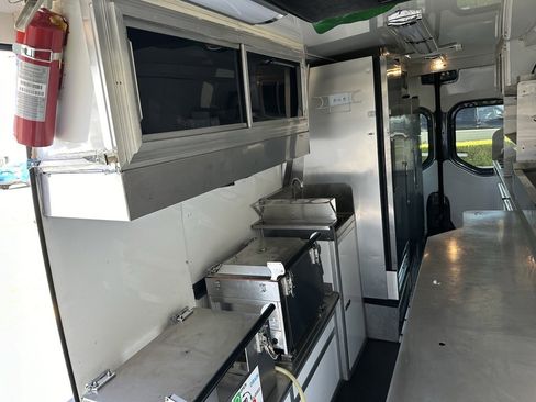 Used 2020 Mercedes-Benz Sprinter 4500 image 25