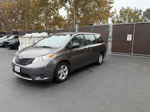 Used 2014 Toyota Sienna L image 42