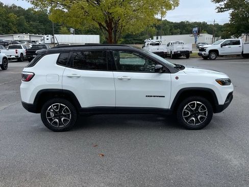 Used 2025 Jeep Compass Trailhawk AWD/4WD image 9