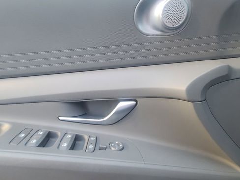 Used 2023 Hyundai Elantra SEL image 12