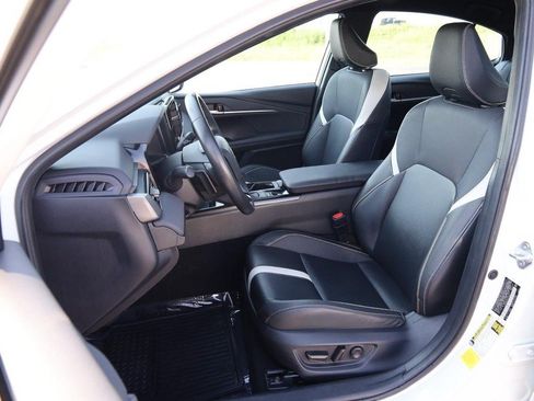 Used 2025 Toyota Camry SE FWD image 8