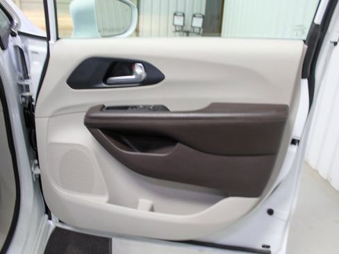 Used 2020 Chrysler Pacifica Touring-L w/ Advanced Safetytec Group image 12