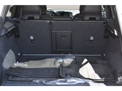 Certified 2025 Volvo XC40 B5 Plus w/ Protection Package Premier image 37