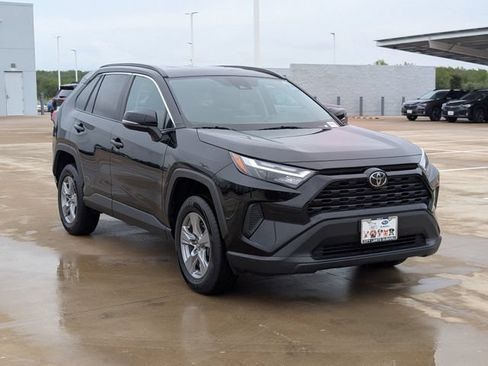 Used 2025 Toyota RAV4 XLE FWD image 7