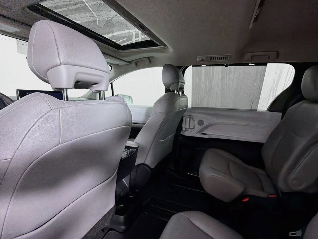 Used 2025 Toyota Sienna XLE FWD image 19