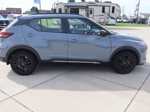 Used 2023 Nissan Kicks SR w/ SR Premium Package FWD image 4